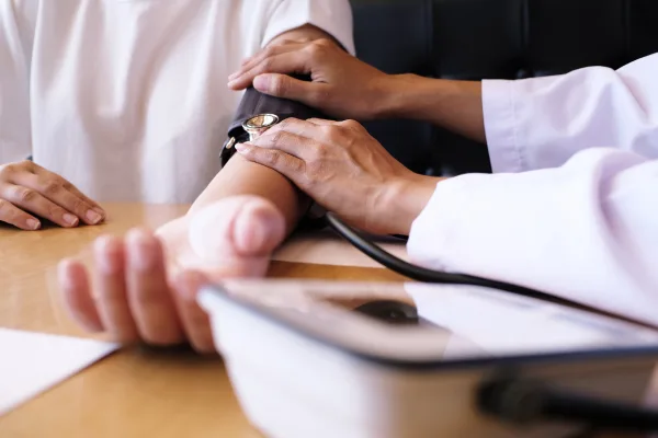 ¿Qué médico trata pericarditis?